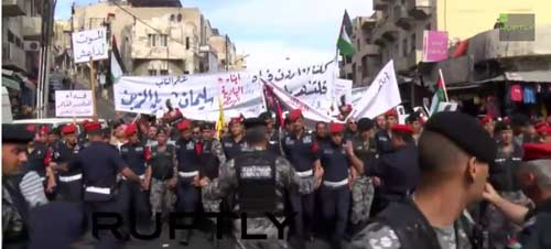 Death to Isis: March in Jordan calling for revenge for burning alive of pilot